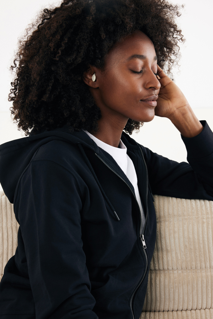 hoodie, Reißverschluss, dunkel, Kapuze, Ohrring, hoodie, Reißverschluss, marineblau, dunkel, Jacke, hoodie, Reißverschluss, schwarz, Jacke, lässig, Hoodie, Reißverschluss, dunkle Farbe, Ohrring, Locken, Seitenprofil, T-Shirt darunter, Ärmel, Sweatshirt