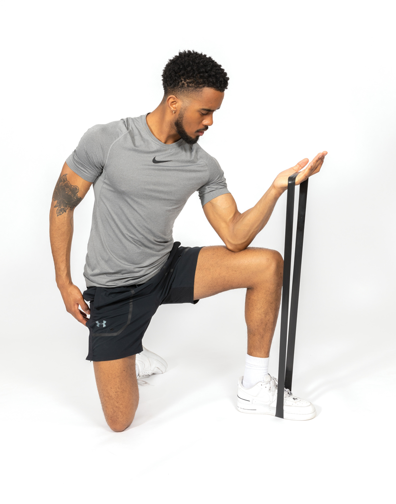 Erwachsener, Männlich, Mann, Person, Kurze Hose, athletic, gym, workout, t-shirt, shorts, Fitness, Athletic, Tee, Shorts, Stretching band, fitness, t-shirt, shorts, sneakers, resistance band