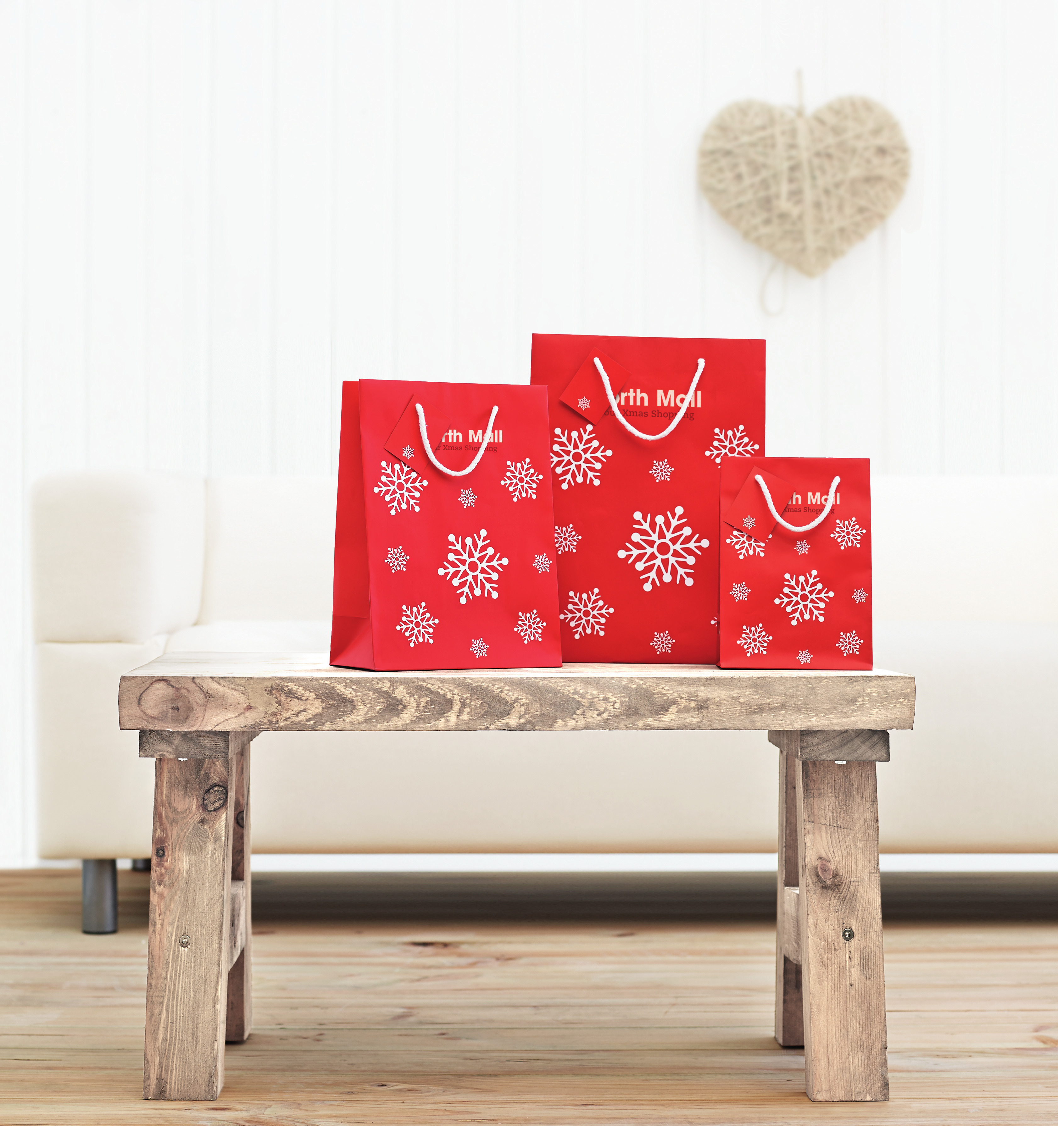 weihnachtsgeschenkverpackung, rote geschenktsaschen, schneeflocken muster, papptaschen, shopping bag set, rote_taschen, geschenke_taschen, weihnachtsdeko, schneeflocken, tischservice, rote_taschen, geschenktaschen, winterdeko, schneeflocken, shopper