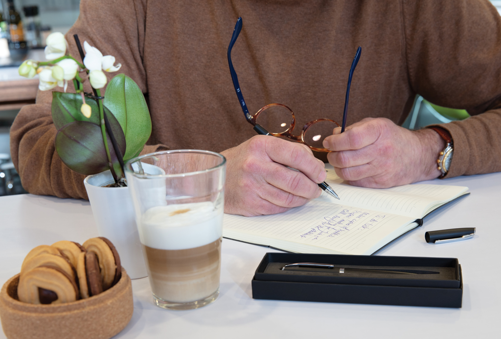 notizbuch, aussensicht, brille, kugelschreiber, kaffee, notebook, writing, glasses, watch, coffee, Notizbuch, Schreibwaren, Brille, Kaffee, Cookies, notizbuch, schreibwaren, brille, kaffee, kekse