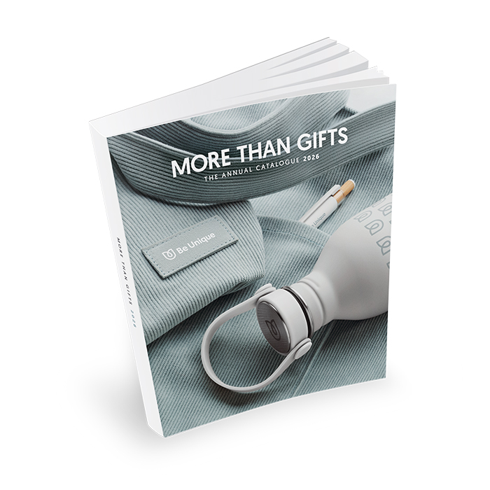 katalog, geschenk, pullover, strick, grau, Katalog, More Than Gifts, Hülle, Be Unique, Produktabbildung, katalog, einzigartig, more than gifts, jahrekatalog, jahrbuch, katalog, geschenke, sei einzigartig, kopfhörer, ohrhörer