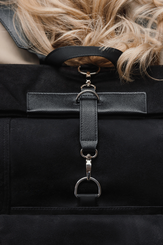 Rucksack, Gurtband, Metallbeschläge, Schwarz, Rückenansicht Rucksack, Rucksack, Backpack, Gurtverschluss, Schulterriemen, Schwarz, Rucksack, Tragesystem, Metallbeschläge, Schwarz, Canvas