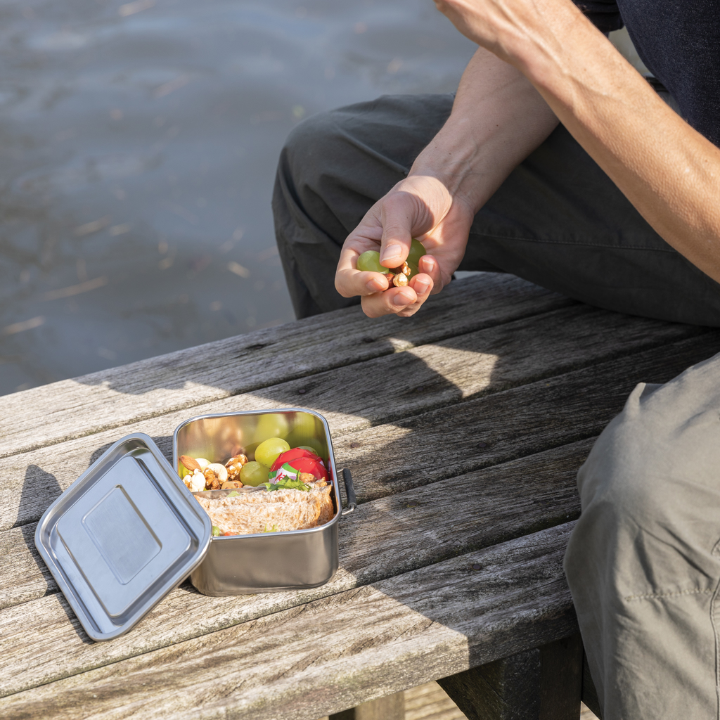 Finger, Hand, Person, Essen, Präsentation des Essens, Lunchbox, Snack, Olive, Brot, Nüsse, Lunchbox, Snack, Trauben, Nussmix, Sandwich, Lunchbox, Snacks, Salad, Grapes, Wooden bench