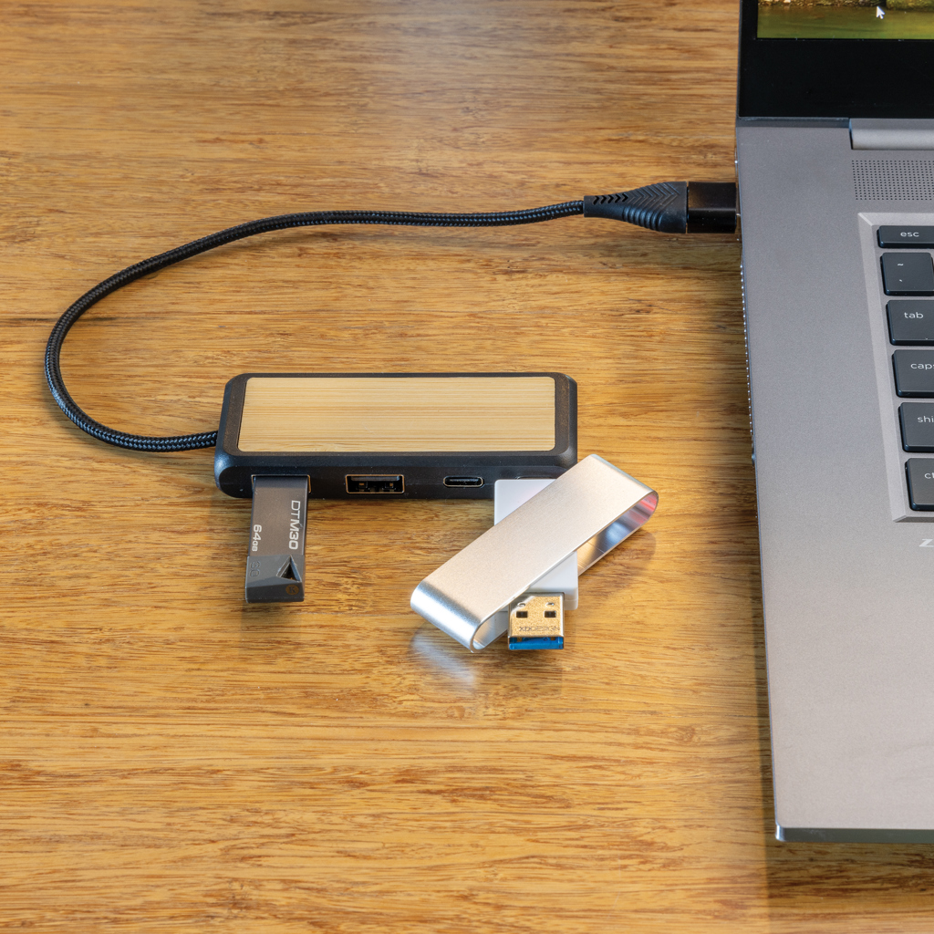 Adapter, Elektronik, Laptop, Pc, Computerausrüstung, USB-C Hub, USB-Stick, Flash-Speicher, Metall-Adapter, Laptop-Zubehör, USB-C Hub, USB Flash Drive, Metallischer Adapter, Holztisch, Laptop Zubehör